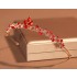 Joli bandeau avec des fleurs et des feuilles rouges.