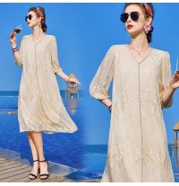 Robe pour la grossesse en tissu de soie à manches 3/4.